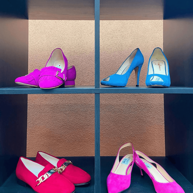 Fire par sko i klare farver