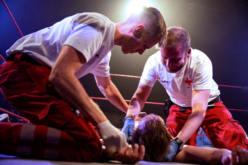 To samaritter hjælper sportsudøver