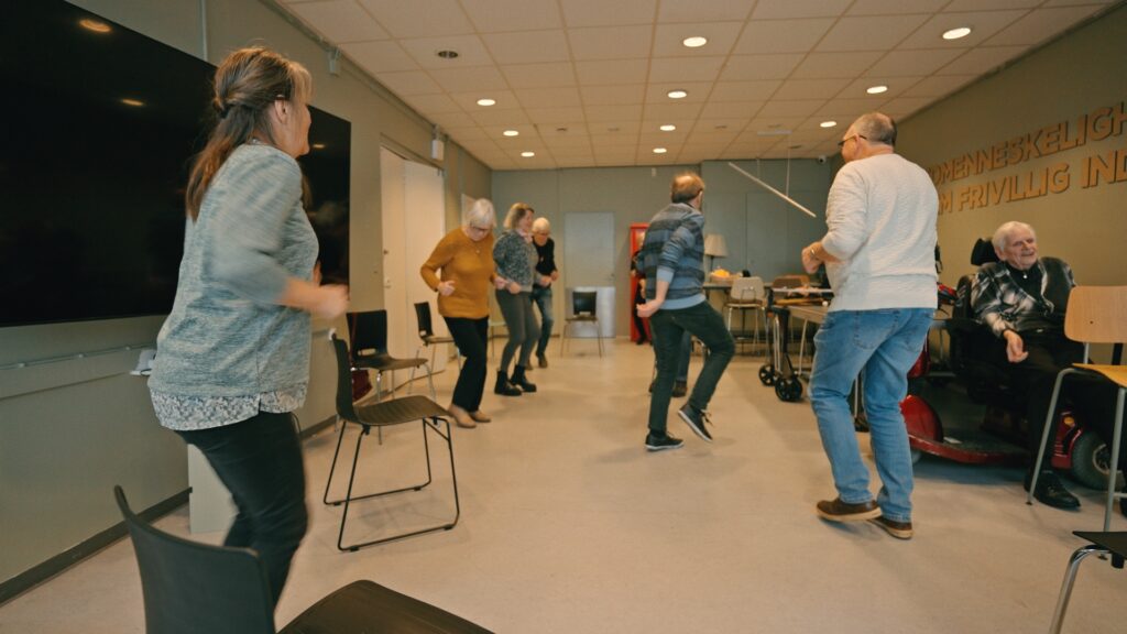 Mennesker der leger og danser