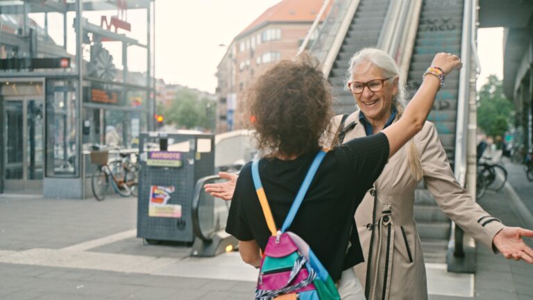 Kvinder mødes ved metro