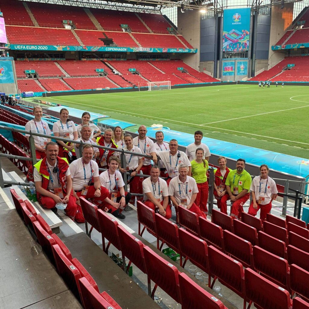 Et hold af samaritter i parken